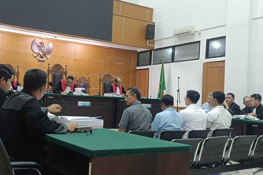 Suasana ruang sidang Tipikor Serang dengan saksi ahli sedang memberikan keterangan di hadapan hakim terkait kasus korupsi sampah Tangerang Selatan pada Januari 2026.