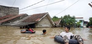 Suasana banjir setinggi 2 meter di Perumahan Taman Cikande Jayanti Januari 2026, memperlihatkan warga berada di atap rumah menunggu evakuasi perahu karet BPBD Kabupaten Tangerang