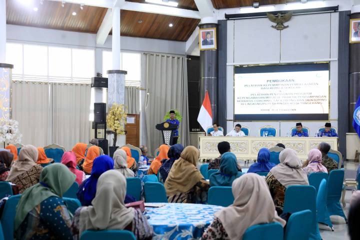 Wali Kota Tangerang H. Sachrudin saat memberikan sambutan pembukaan pelatihan Kepala Sekolah dan Pengawas di BBPPMPV Depok, menekankan pentingnya profesionalitas pendidik untuk kemajuan Kota Tangerang pada Januari 2026.
