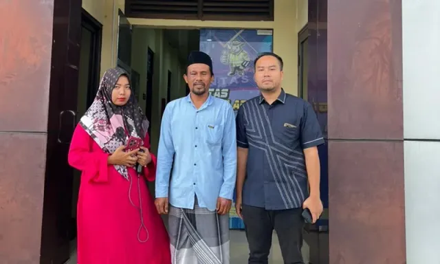 Dokumentasi suasana di depan Pengadilan Negeri Pandeglang saat tim kuasa hukum M. Al Amin Maksum membawa berkas gugatan perdata terhadap jajaran eksekutif Provinsi Banten.