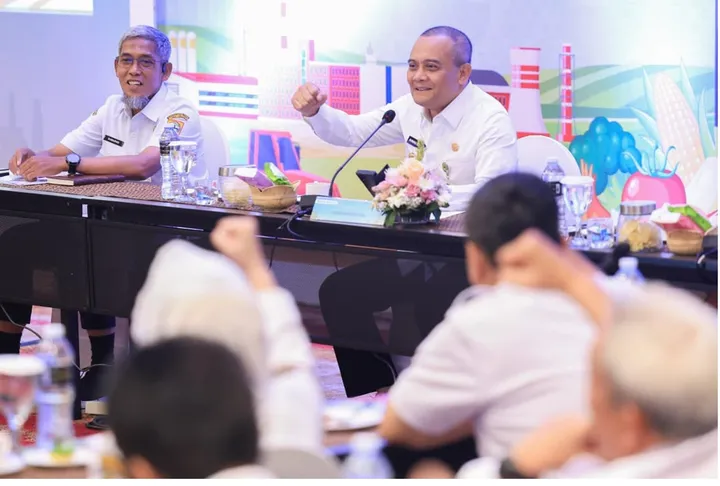 Gubernur Jawa Tengah Ahmad Luthfi memberikan instruksi pada High Level Meeting TPID di Semarang mengenai pengawasan stok beras dan cabai di gudang distributor.