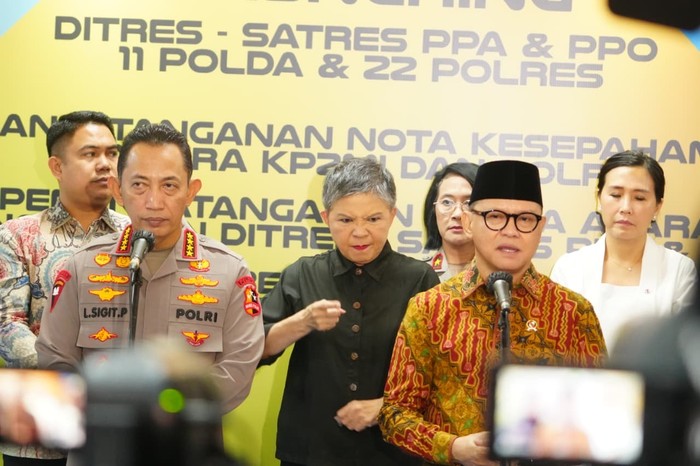 Foto petugas Kementerian P2MI dan kepolisian saat melakukan koordinasi pemulangan pekerja migran Indonesia yang menjadi korban TPPO di luar negeri