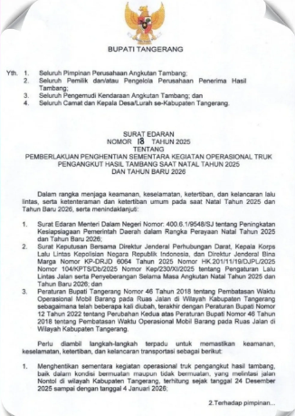 Petugas Dinas Perhubungan dan Kepolisian melakukan penyekatan serta pemulangan truk tambang di salah satu ruas jalan non-tol Kabupaten Tangerang sesuai SE Bupati No. 7 Tahun 2026.