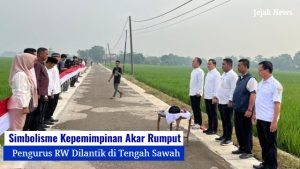 Lurah Plawad Nabiyil Anzal Diaswara saat membacakan naskah pelantikan pengurus RW dan RT di ruang terbuka kawasan persawahan Totoang Tanjung.