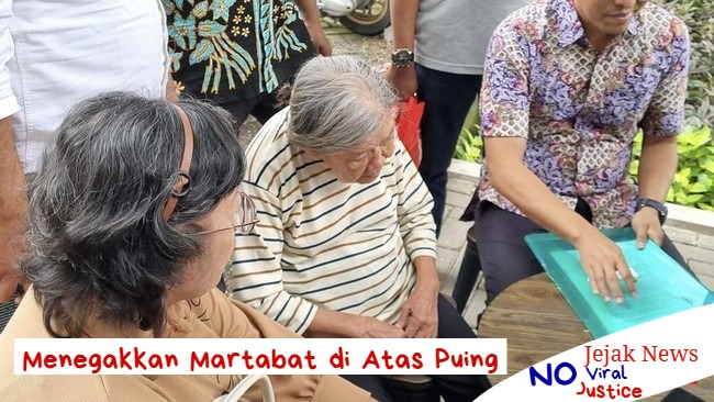Dokumentasi Nenek Elina Widjajanti (80) didampingi kuasa hukum saat memberikan keterangan di depan gedung Ditreskrimum Polda Jatim, menunjukkan ketegaran seorang lansia menuntut keadilan.