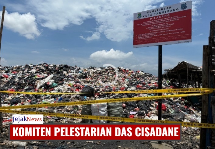 TEGAKKAN REGULASI: Kepala Dinas Lingkungan Hidup Kota Tangerang, Wawan Fauzi, saat memimpin proses sterilisasi kawasan dari aktivitas pengelolaan sampah ilegal di Kecamatan Neglasari guna menjaga baku mutu air Sungai Cisadane.
