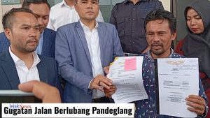 Suasana jalan rusak di wilayah Kabupaten Pandeglang yang menjadi lokasi kecelakaan maut serta dokumentasi pendaftaran gugatan di PN Pandeglang.