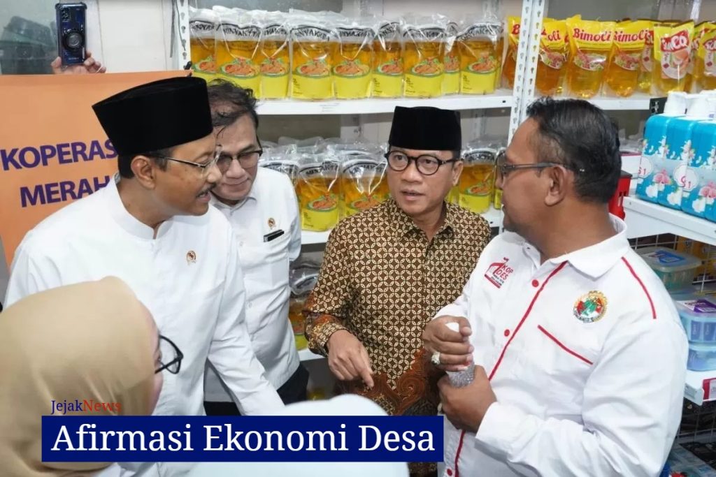 Mendes PDT Yandri Susanto saat berdialog dengan pengurus Koperasi Desa Merah Putih (KDMP) Ranjeng di Serang, menunjukkan produk lokal yang dipasarkan di ritel desa.