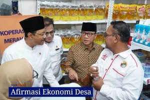 Mendes PDT Yandri Susanto saat berdialog dengan pengurus Koperasi Desa Merah Putih (KDMP) Ranjeng di Serang, menunjukkan produk lokal yang dipasarkan di ritel desa.