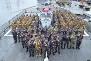 Prajurit TNI penjaga perdamaian UNIFIL di Lebanon dengan latar belakang kendaraan operasional PBB.