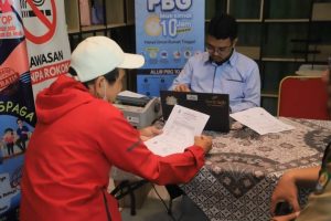 Suasana interaksi humanis antara petugas Bapenda Kota Tangerang dan warga di loket keliling PBB-P2 yang tertib dan nyaman.