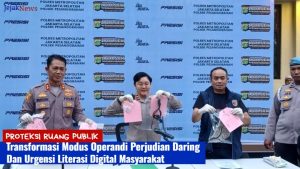 Anggota polisi menunjukkan barang bukti stiker QR Code judi online dan titik lokasi penempelannya pada setang motor