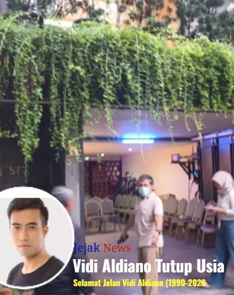 Foto hitam putih Vidi Aldiano tersenyum lebar dalam sebuah konser terakhirnya