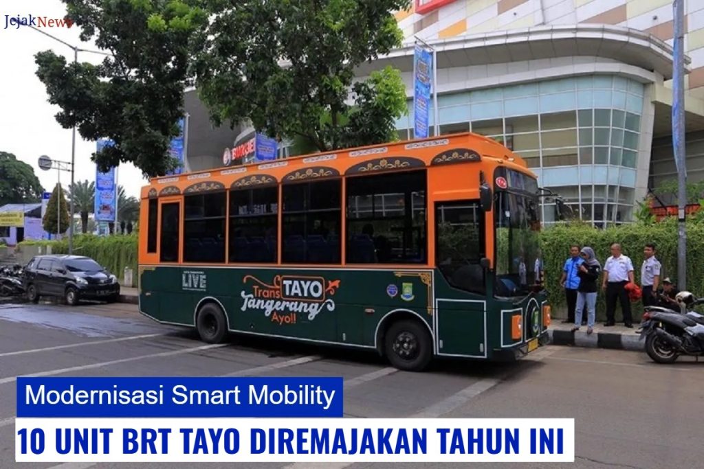 oto interior Bus Tayo Tangerang yang bersih dengan stiker nomor aduan masyarakat terpampang jelas di dekat kursi penumpang.