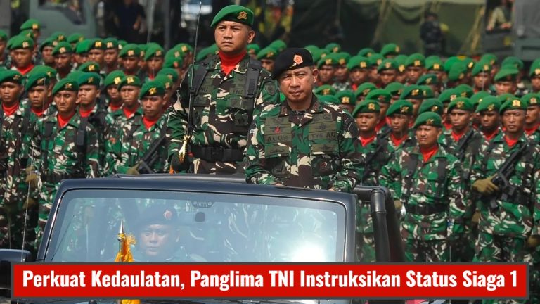 Prajurit TNI dengan perlengkapan taktis lengkap melakukan patroli jalan kaki di area bandara internasional untuk memastikan keamanan fasilitas publik.