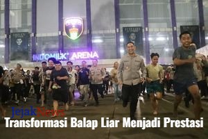 Puluhan remaja bersiap di garis start pada ajang Fun Night Run yang diselenggarakan Polres Tangerang Selatan di bawah lampu jalan yang terang.