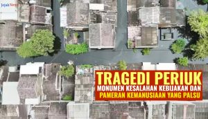 Ketua FLI, Armand, saat memantau kondisi Perumahan Periuk Damai yang terendam hingga atap. Pemandangan ini mencerminkan kontras tajam antara ambisi infrastruktur pusat dan realitas kerentanan ekologis di tingkat tapak yang diabaikan.