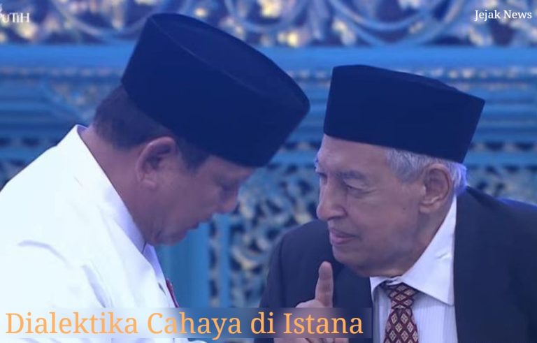 Presiden Prabowo Subianto memegang lengan Prof. M. Quraish Shihab saat turun dari podium acara Nuzulul Quran di Istana Negara.