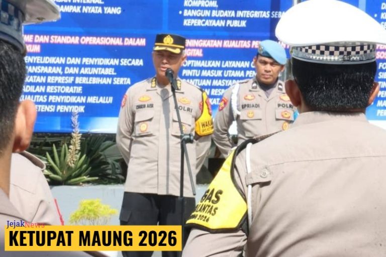 Wakapolresta Tangerang Kombes Pol Christian Aer saat memberikan arahan tegas namun humanis pada apel kesiapan personel Operasi Ketupat Maung 2026 di lapangan Mapolresta Tangerang.