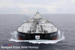 Foto udara kapal tanker Pertamina Pride yang bersandar di perairan internasional dengan latar belakang matahari terbenam, melambangkan ketenangan di tengah situasi krisis