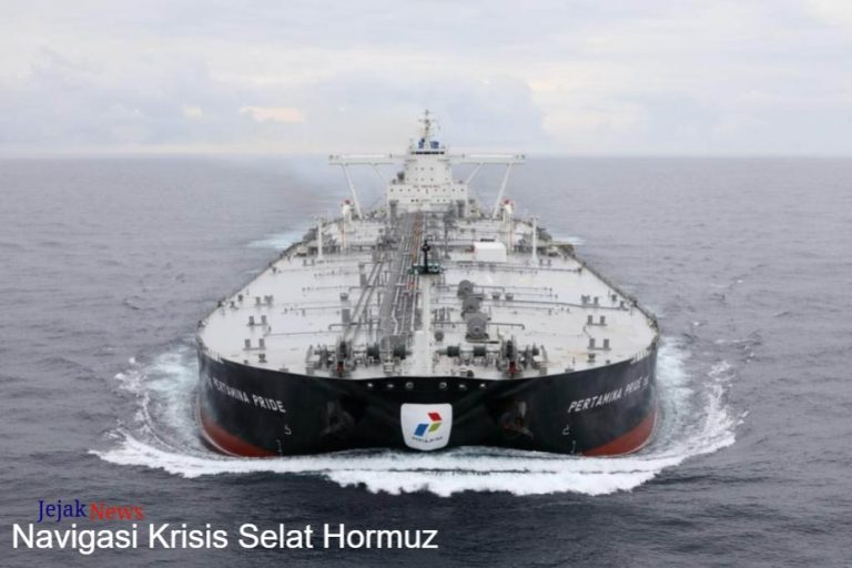 Foto udara kapal tanker Pertamina Pride yang bersandar di perairan internasional dengan latar belakang matahari terbenam, melambangkan ketenangan di tengah situasi krisis