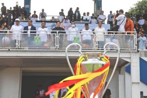 Ribuan penonton memadati tribun Stadion Benteng Reborn saat pembukaan Liga 4 Banten 2025/2026 oleh Erick Thohir dan Andra Soni.