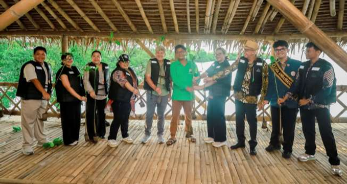 Perwakilan Pandawara Group dan komunitas lingkungan saat berbagi inspirasi dalam forum ASEM Day 2026 di Universitas Airlangga.