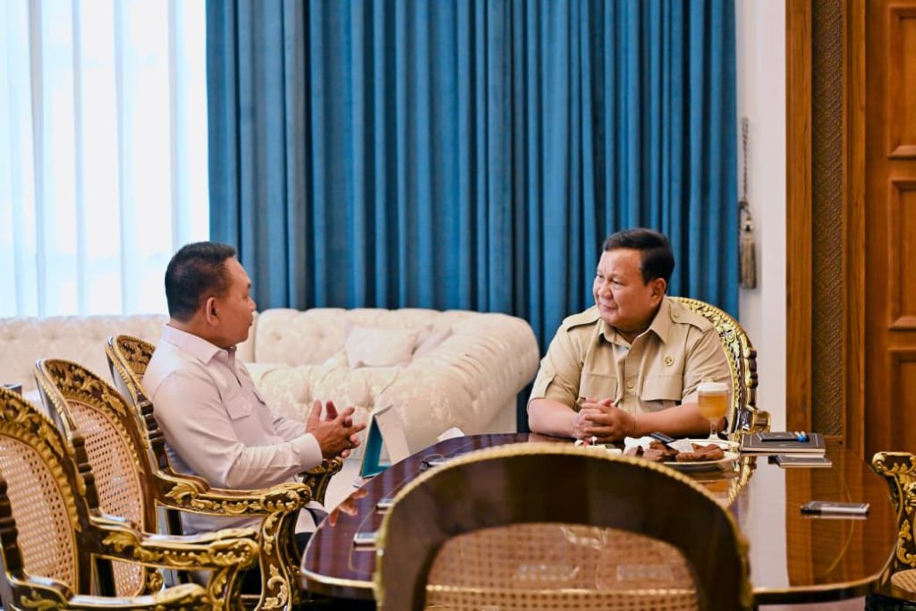 Presiden Prabowo Subianto berbincang dengan Penasihat Khusus Presiden Jenderal TNI (Purn) Dudung Abdurachman dalam pertemuan strategis di Istana Merdeka.