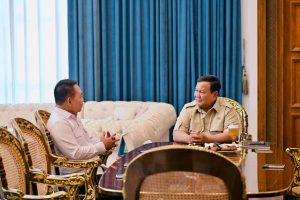 Presiden Prabowo Subianto berbincang dengan Penasihat Khusus Presiden Jenderal TNI (Purn) Dudung Abdurachman dalam pertemuan strategis di Istana Merdeka.