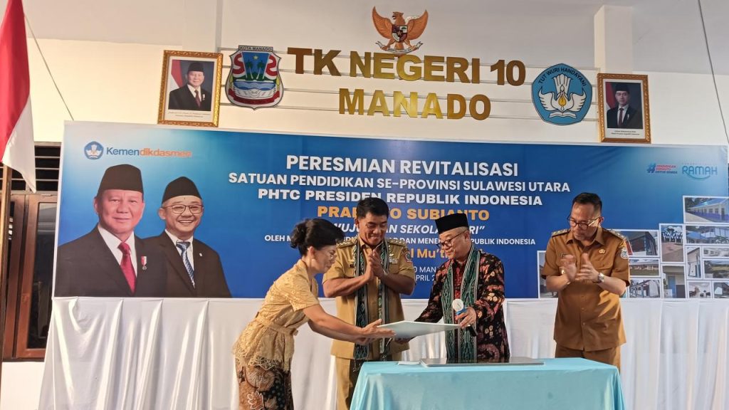 Mendikdasmen Abdul Mu'ti saat berinteraksi dengan murid-murid di TK Negeri 10 Manado dalam rangkaian peresmian program PIP jenjang TK 2026.