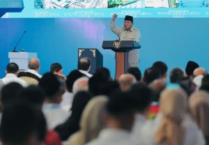 Presiden Prabowo Subianto saat berdialog dengan masyarakat dan menekankan pentingnya sinergi antara ilmuwan dan pemerintah untuk kemandirian bangsa di Cilacap, Jawa Tengah (29/4).