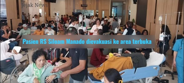 Pasien rumah sakit di kursi roda dievakuasi ke area terbuka di depan gedung RS Siloam Manado pasca gempa M 7,6.