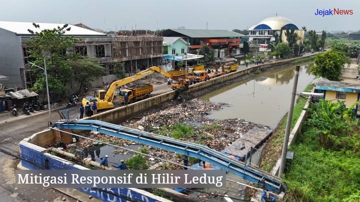 Petugas Dinas PUPR Kota Tangerang menggunakan alat berat untuk mengangkat sampah di Kali Ledug Jembatan Alamanda.