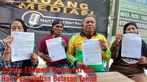 Petugas kebersihan Tarakan berkumpul membawa berkas pemberhentian kerja sebagai bentuk protes atas kebijakan perusahaan.