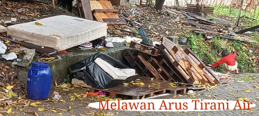 Potret warga Periuk Damai yang bertahan di pengungsian Masjid Al-Jihad dengan latar belakang rumah yang terendam hingga atap dan tanggul jebol yang belum diperbaiki.
