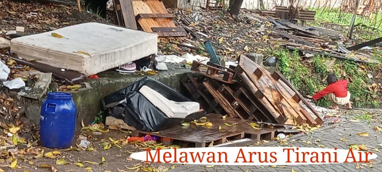 Potret warga Periuk Damai yang bertahan di pengungsian Masjid Al-Jihad dengan latar belakang rumah yang terendam hingga atap dan tanggul jebol yang belum diperbaiki.