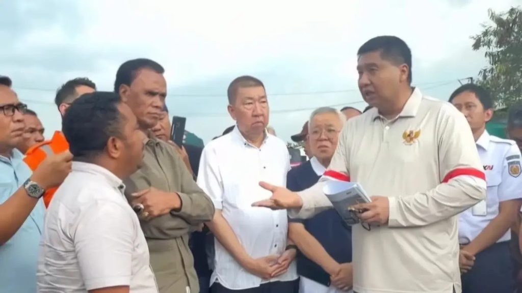 Foto Menteri PKP Maruarar Sirait sedang berbincang dengan Hercules di lahan kosong kawasan Tanah Abang.