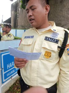 Foto warga yang sedang mengantre air bersih dari truk tangki di pemukiman padat penduduk Kecamatan Cisauk