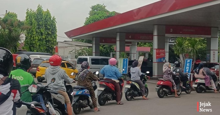 Petugas SPBU melayani pelanggan saat pengumuman harga baru BBM Pertamina nonsubsidi berlaku.