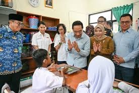 Jaminan Gizi Nasional: Wamenkes RI memastikan setiap sajian dalam Program Makan Bergizi Gratis memenuhi standar keamanan pangan dan kecukupan gizi berbasis teknologi digital.