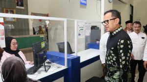 Wamendagri Bima Arya Sugiarto saat meninjau dashboard aplikasi e-kinerja di Balai Kota Bogor untuk memantau kehadiran ASN yang sedang WFH.