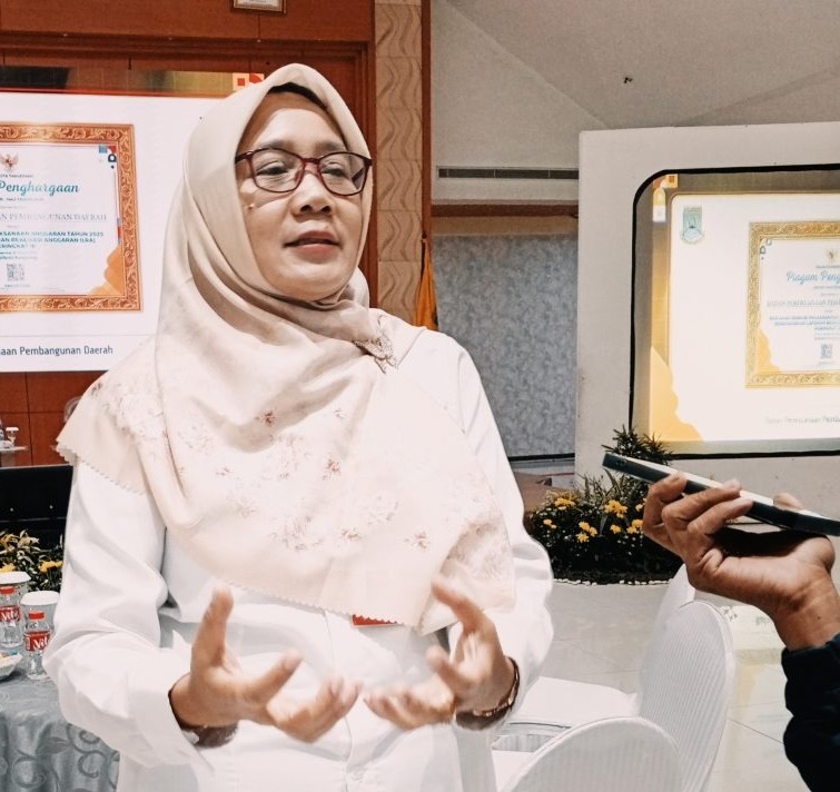 Grafik pencapaian Indeks Daya Saing Daerah (IDSD) Kota Tangerang tahun 2026 yang menunjukkan keunggulan di sektor TIK dan ukuran pasar di Provinsi Banten.