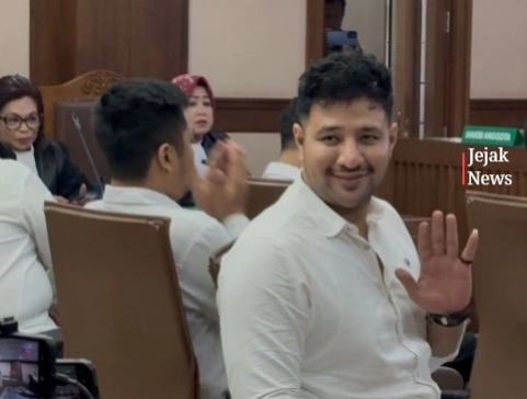 Potret Ammar Zoni saat mendengarkan pembacaan vonis di persidangan, didampingi tim kuasa hukum baru yang memberikan keterangan pers mengenai rencana banding.