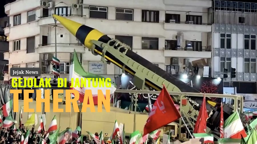 Rudal balistik Khorramshahr-4 milik Iran yang dipamerkan di tengah kerumunan massa di Teheran sebagai simbol perlawanan terhadap tekanan geopolitik Amerika Serikat.
