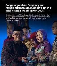 Penyerahan penghargaan tata kelola terbaik oleh Mendikdasmen Abdul Mu’ti kepada satuan kerja berprestasi.