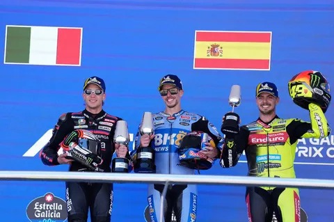 Selebrasi kemenangan emosional Alex Marquez dari BK8 Gresini Racing yang berhasil mengonversi strategi agresif menjadi podium utama di hadapan publik Spanyol.
