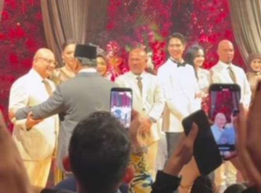 Di sela kesibukan memimpin bangsa, Presiden Prabowo Subianto menghadiri resepsi pernikahan El Rumi dan Syifa Hadju di Jakarta sebagai bentuk apresiasi atas hubungan persahabatan dan loyalitas kader partai.