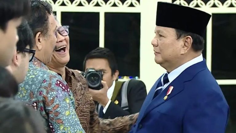 Kehadiran Rocky Gerung dan Syahganda Nainggolan dalam pelantikan Menteri Lingkungan Hidup Jumhur Hidayat di Istana Negara.