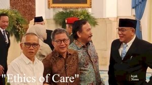 Momen keakraban Rocky Gerung, Seskab Teddy Indra Wijaya, dan Syahganda Nainggolan di Istana Negara.