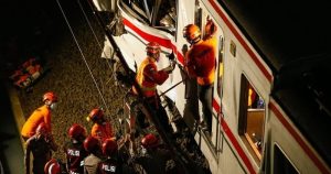 Petugas gabungan melakukan prosedur evakuasi darurat bagi penumpang KRL Commuter Line pasca-insiden tabrakan dengan KA Jarak Jauh di Stasiun Bekasi Timur, Senin malam (27/4/2026).